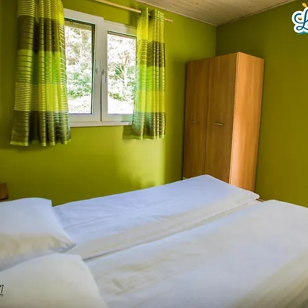 Letniskowe Leniuszkowo * ボボリン