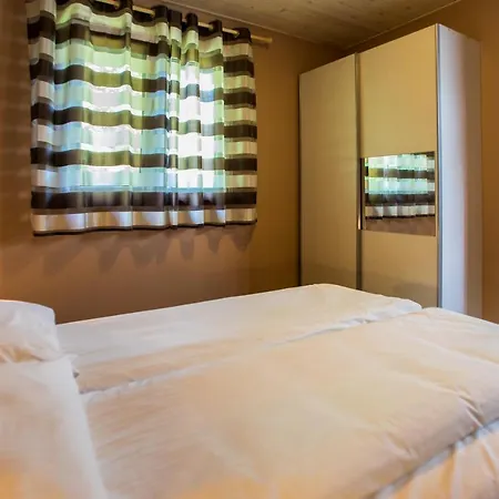 ロッジ Letniskowe Leniuszkowo ボボリン